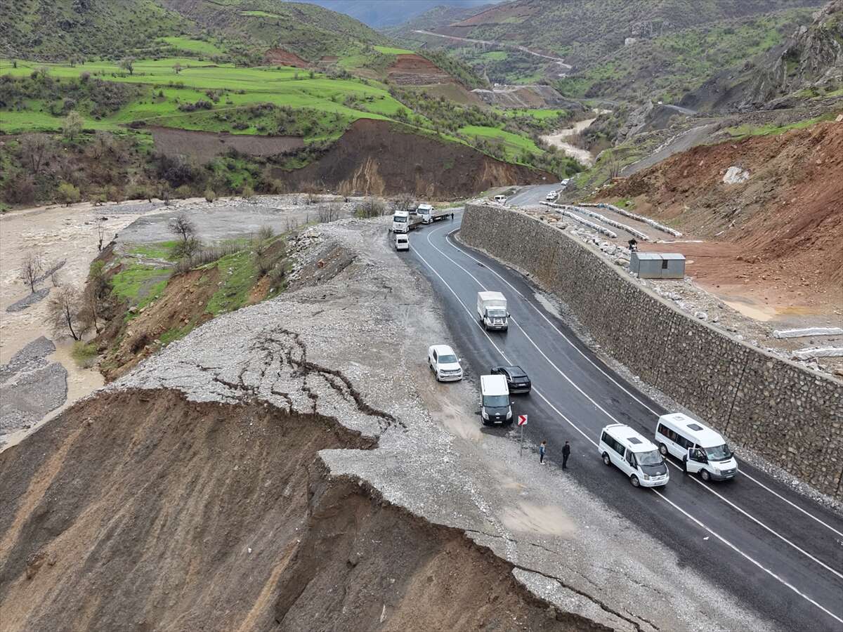 Yeni bir sel ve yol vakası daha! Dere taştı, kara yolu sular altında kaldı 13